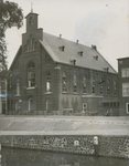 860007 Gezicht op de voor- en zijgevel van de Westerkerk (Catharijnekade 9) in Wijk C te Utrecht, met op de voorgrond ...